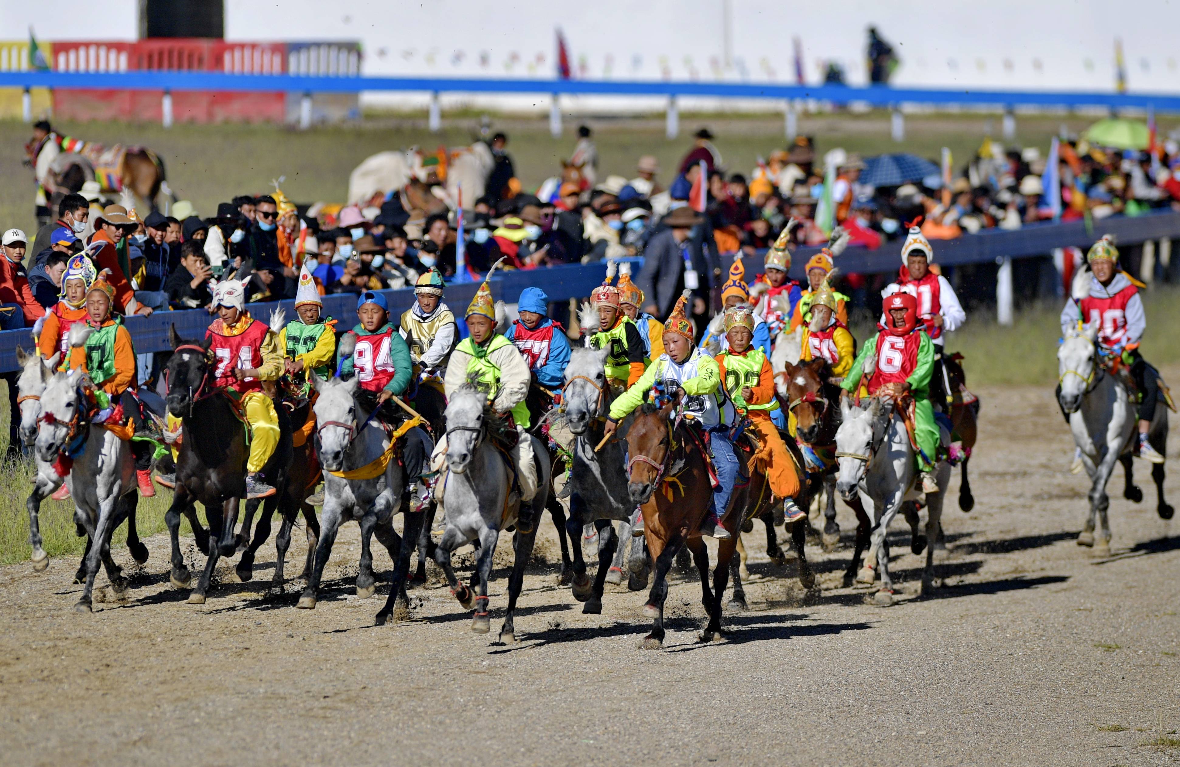 2020年那曲羌塘恰青格萨尔赛马艺术节于8月10日开幕,场内速度赛马是