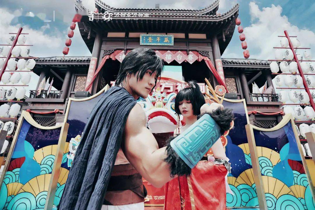 里度过了奇妙的一天,祭剑魂和夜溪灵两大coser都来陪玩家们一起游园