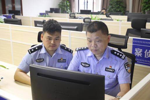 20岁时孤身斗歹徒身中4刀屡破大案,奇案,今年51岁的杨兵现任沙坪坝区