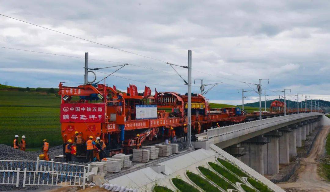 速度牡佳客专牡丹江段提前铺轨至麻山隧道