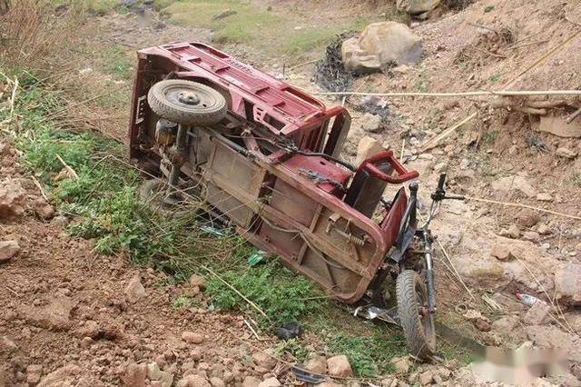 楚雄州一辆三轮车翻入桥下,1人当场死亡,1人受伤