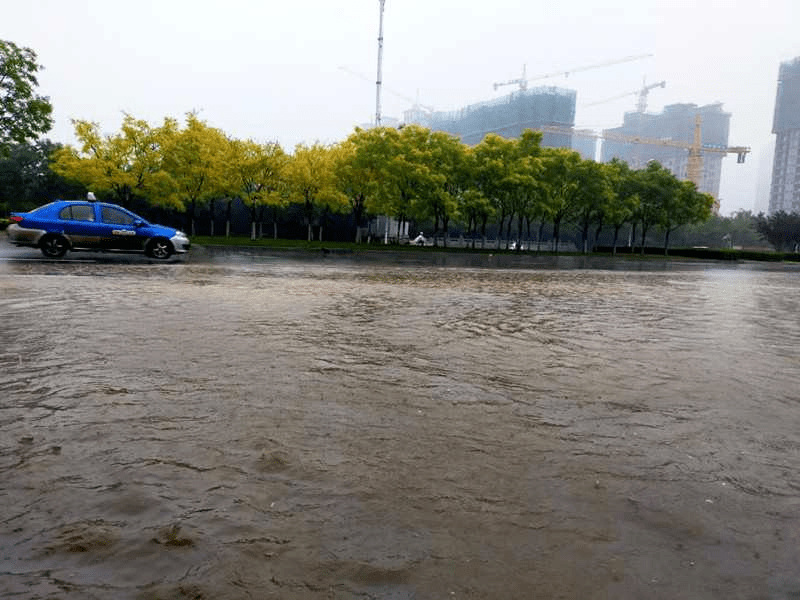 北京中部,天津靜海,河北保定和滄州普遍出現大暴雨,降雨量達100-190