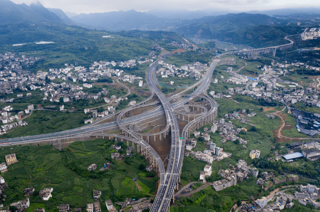 宜毕高速修成这样了,预计年底通车!