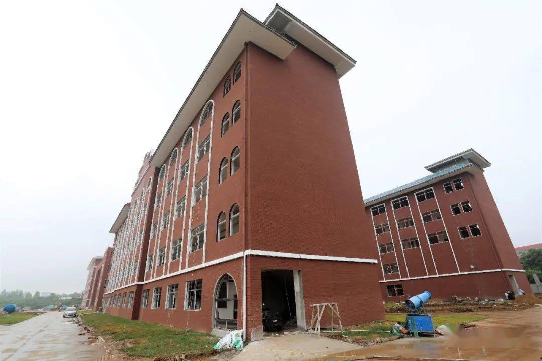 决战五个月打赢下半场鹤壁市清华园实验学校迎来首批学生家长参观