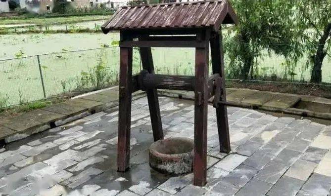 和三口古水井周围有古凉亭,桐木垅古墓群,上方寺是浦市古镇的生态观赏