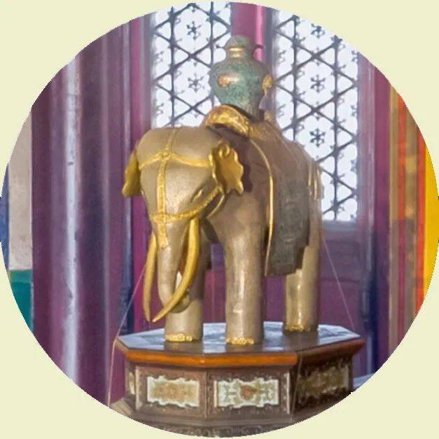 太和殿内景(图源全景故宫)在紫禁城的建筑中,"象"也是重要的陈设和