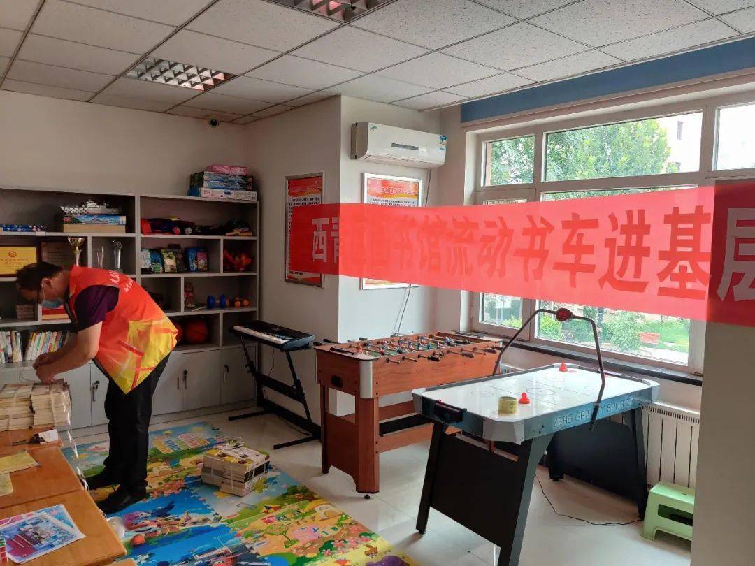 8月12日,西青区图书馆流动图书车分别走进辛口镇新惠园社区与中北镇