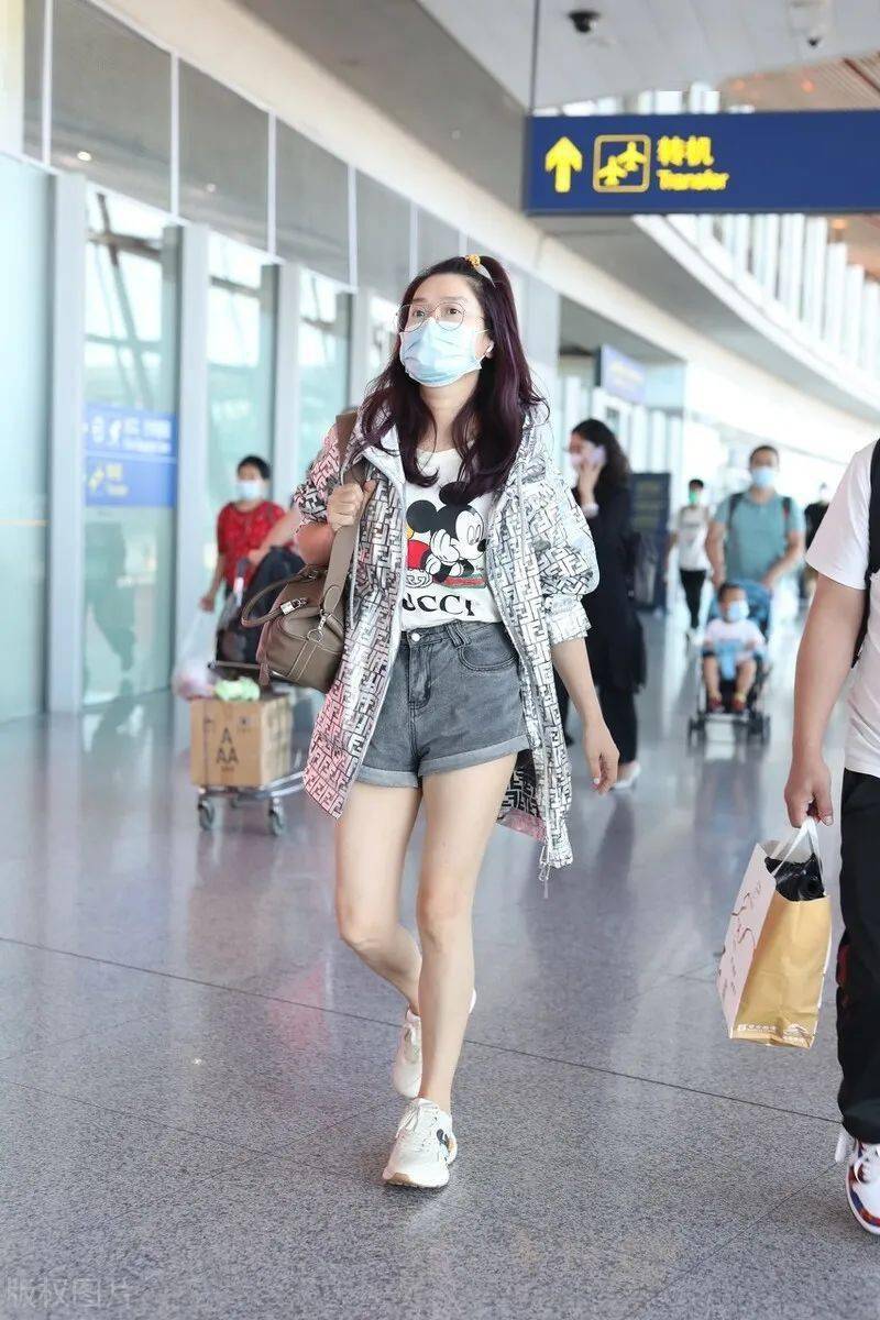 凤凰传奇的玲花现身,扎小啾啾扮嫩,还穿这么短的短裤!