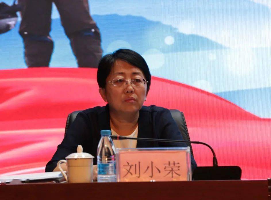 我市为空军飞行学员集体颁发录取通知书