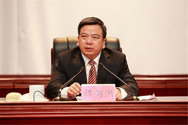 2011年12月,35岁的他任株洲县县长,此后先后担任株洲县县委书记,攸县