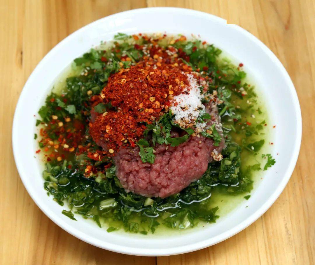 施甸年猪饭的"当家菜",选刚宰杀的猪的里脊肉,生剁成米粒般大小的细末