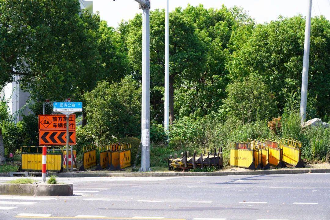 奉城的上班族们今天下班注意啦这条横跨奉贤东西的公路开始修了记得