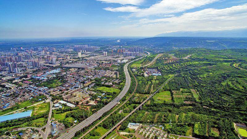 8月13日,航拍下的渭南城区与绿色南塬交相呼应显得格外和谐.