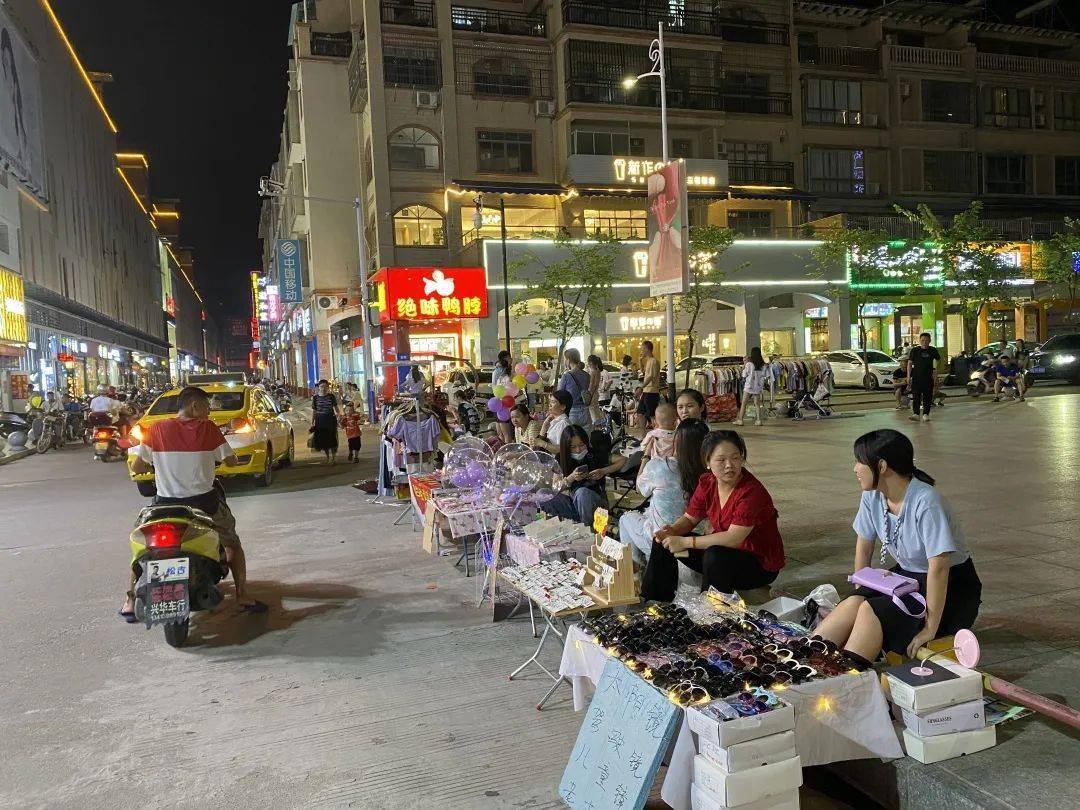 梧州开放地摊经济太阳广场旺城潘塘公园夜市热闹非凡