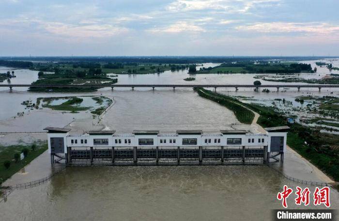 江苏沭阳新沭河洪水黄色预警26万民力日夜守堤