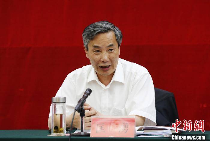 青海省副省长匡湧主持座谈并介绍青海省有关工作情况.图