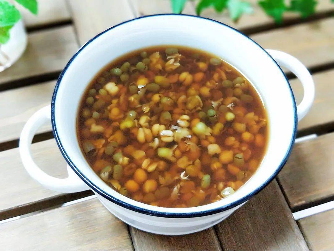 在绿豆汤里加点红糖口感更丰富香甜可口清热解暑