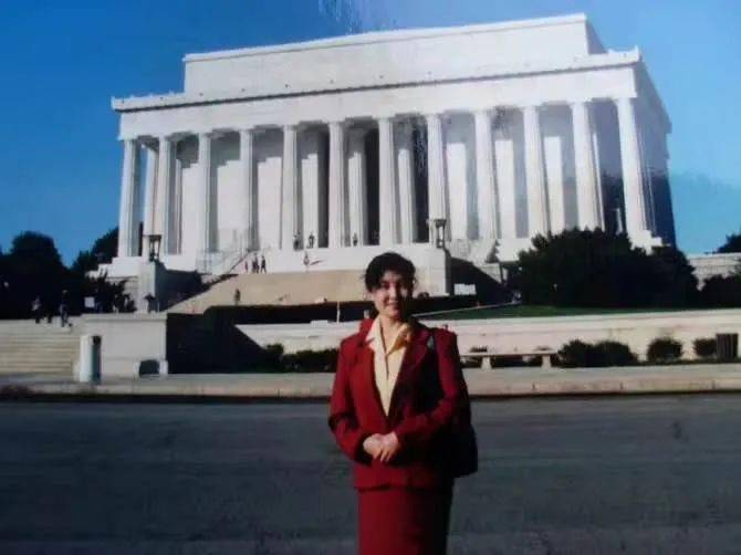 利川谋道政府大院114室,为何增加了一块特别的牌子?_杨兰