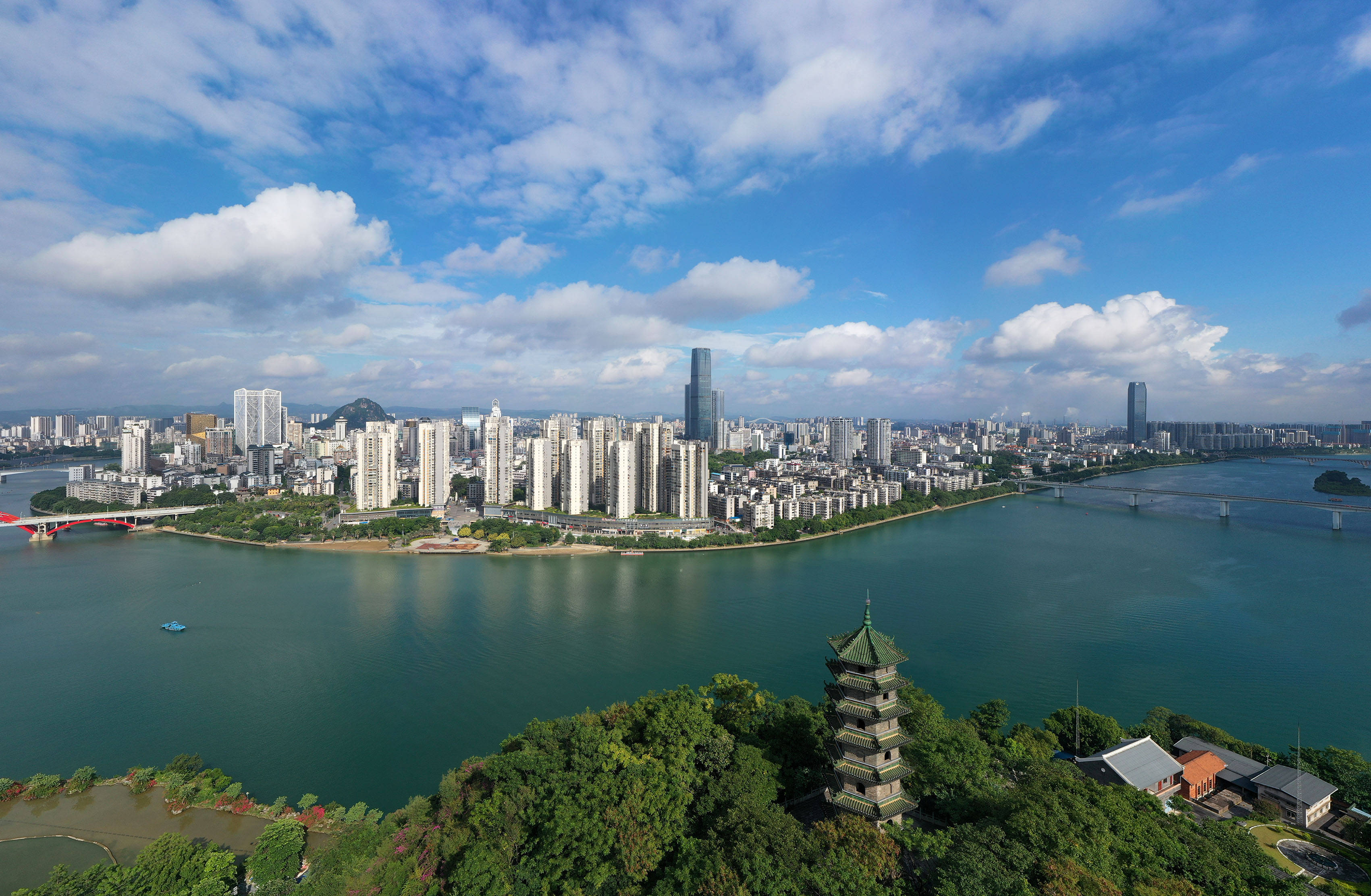 广西柳州:一江碧水入画来_柳江