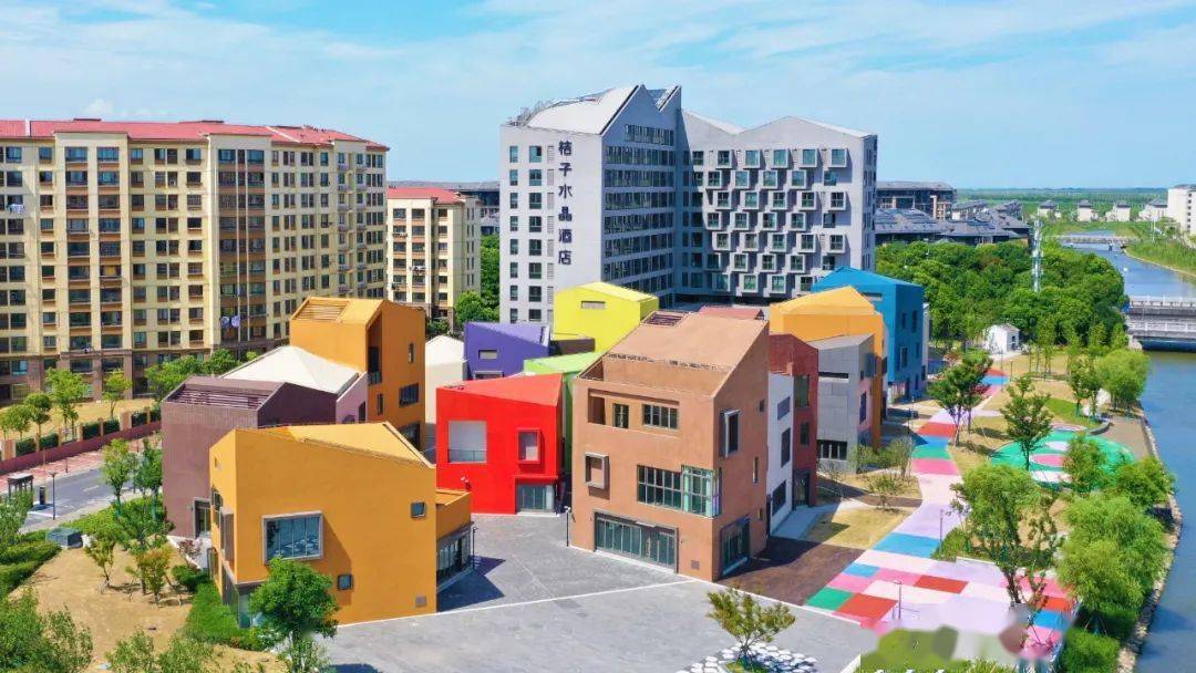 酒店位于宜浩欧景小镇综合商业街内,总建筑面积9920平方米,拥有151间