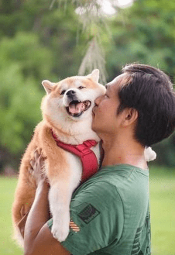 超man老爹单手拎起超过30斤俺,生怕俺脚脚烫伤