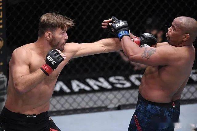 战报ufc252米欧奇vs科米尔