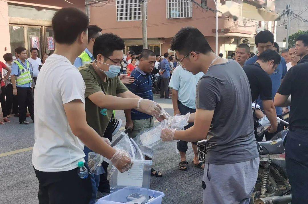 8月16日,曾春亮落網後,工作人員對其駕駛過的摩托車等物品進行現場