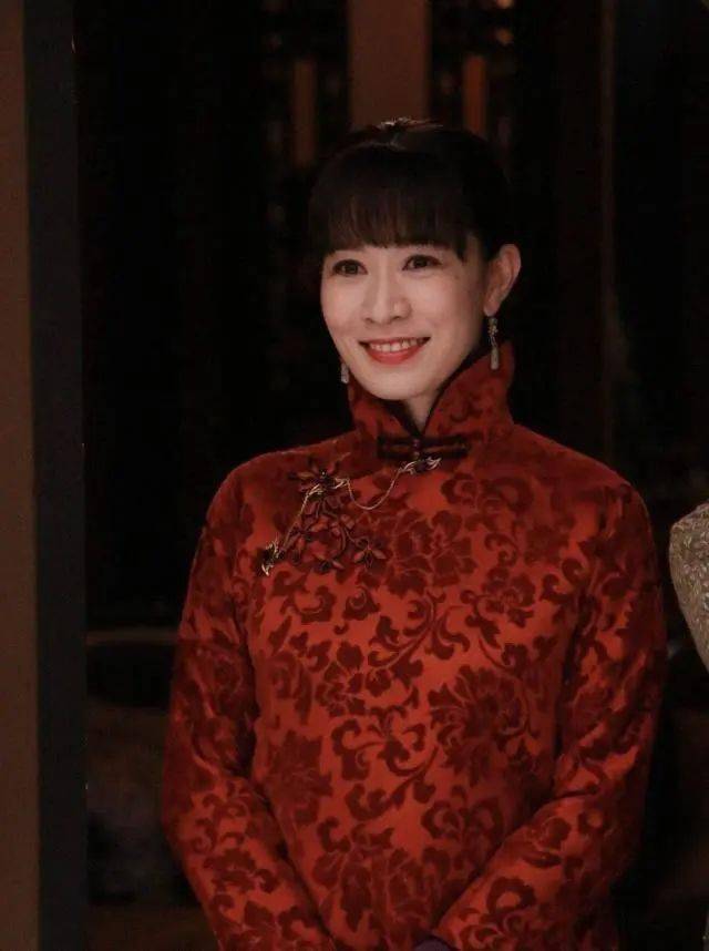 44岁佘诗曼新造型亮相齐刘海配旗袍网友大气中国美