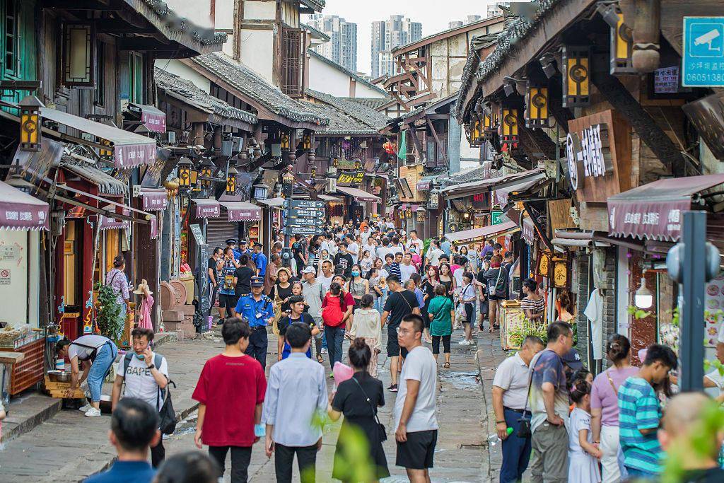 2020年8月17日,重慶磁器口古鎮,遊客在此遊覽.