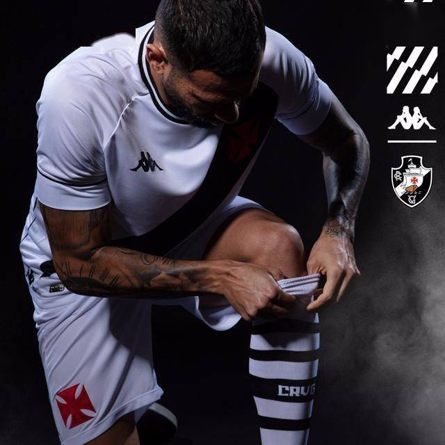 航海家瓦斯科·达·伽马的红色十字架徽章在黑色条纹内显得格外醒目