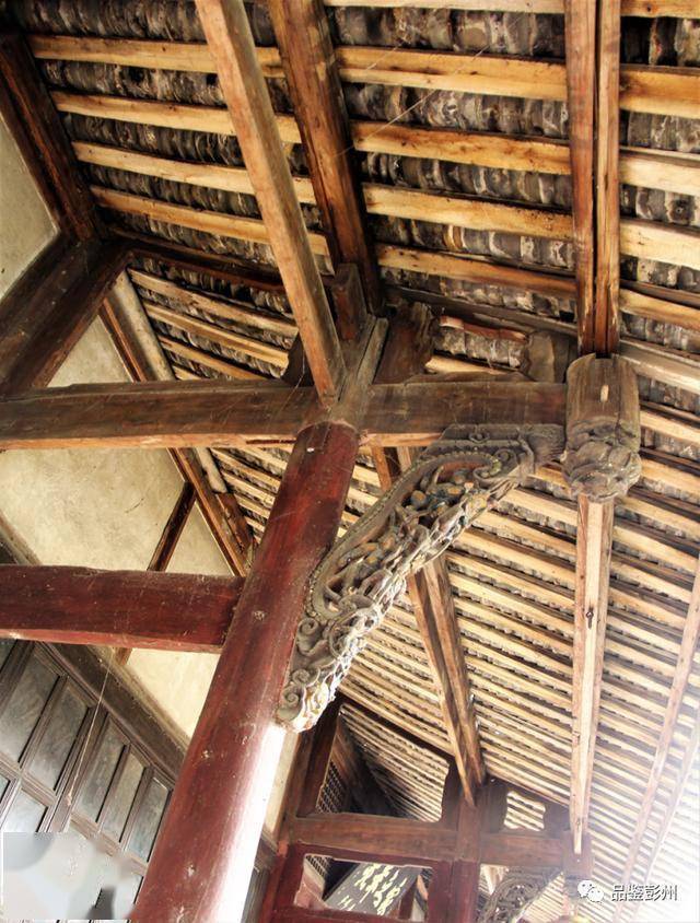 房屋为五柱架二,穿斗式木结构建筑,全卯榫构造,小青瓦盖顶,所用材料多