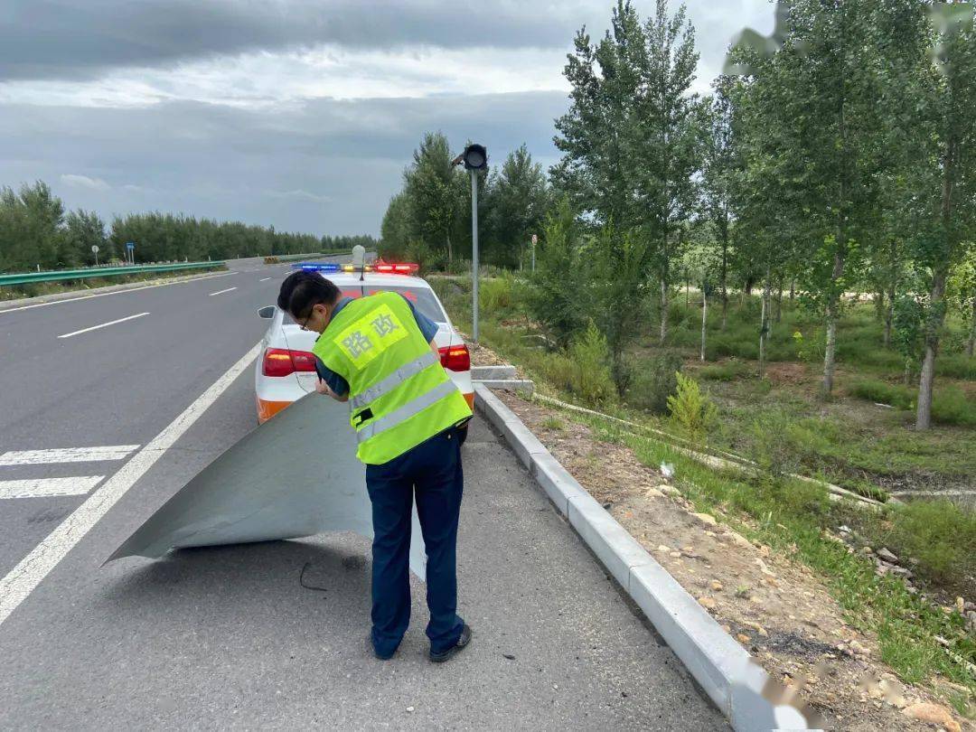 安全生产丨路政人员清理路障确保道路安全畅通