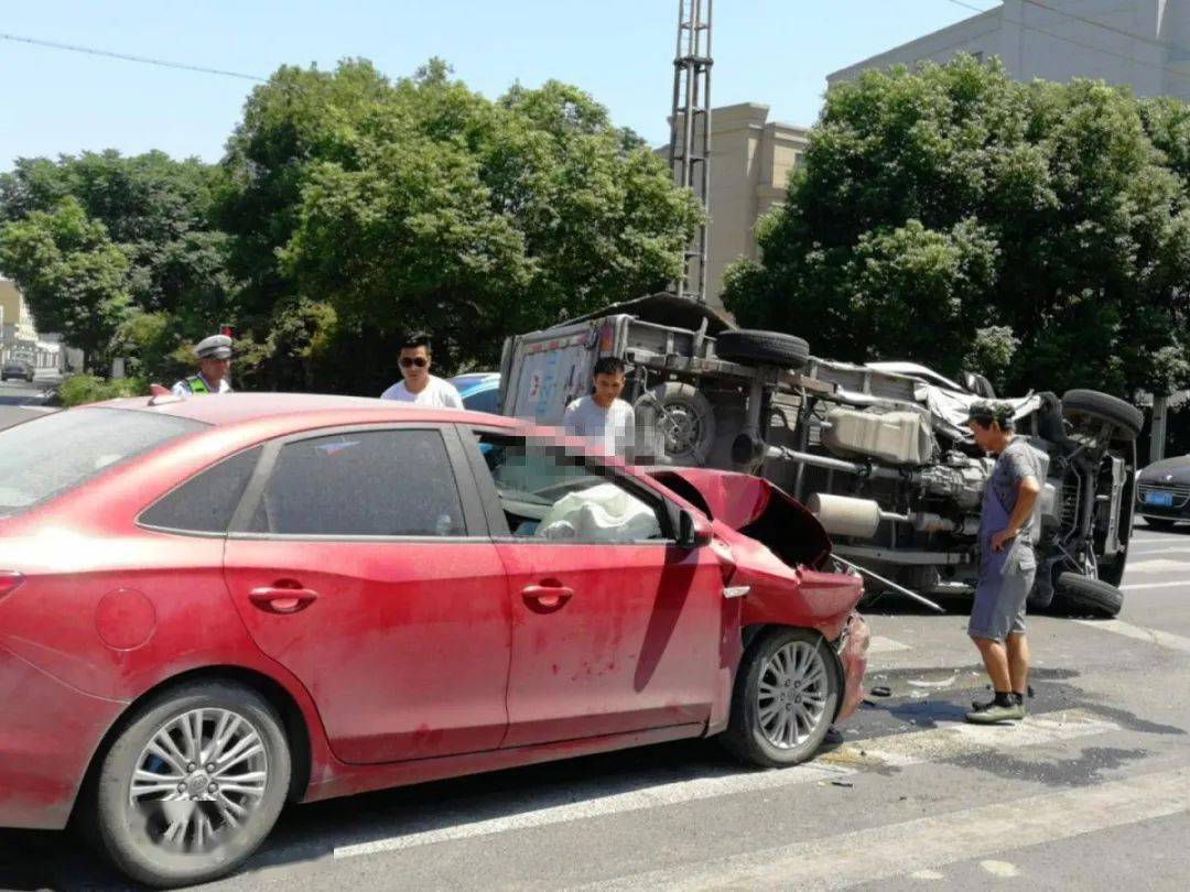 绍兴一路口发生严重车祸,小货车直接被顶翻!现场