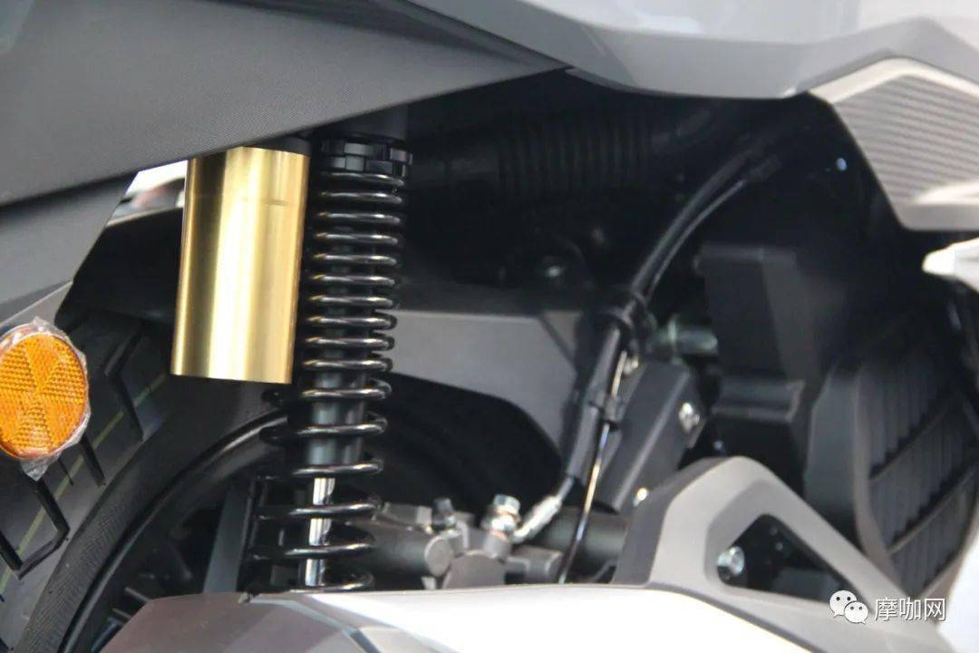 配置上,v锐150t/125t延续v锐家族高规格配置的传统,无钥匙启动,怠速启