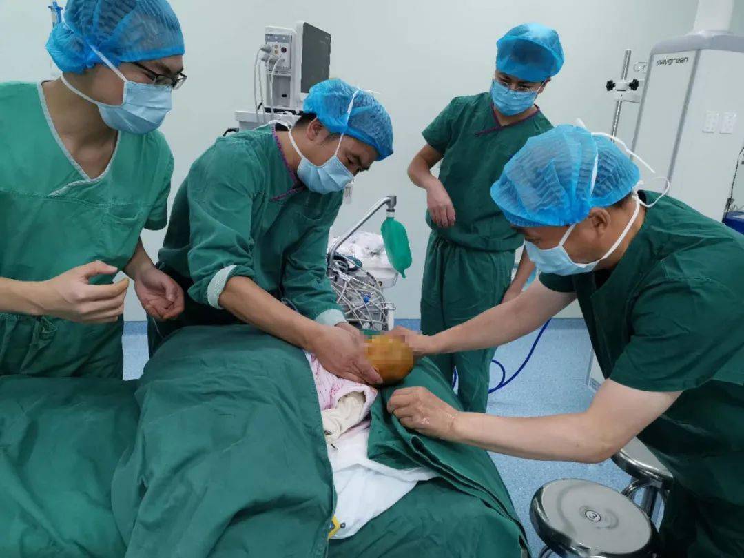 曲靖市首例新生儿开颅手术在曲靖市妇幼保健院顺利完成!