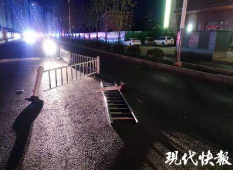 一男子醉驾遇交警检查,竟横冲直撞向路边护栏撞去,随后又躲进一小区