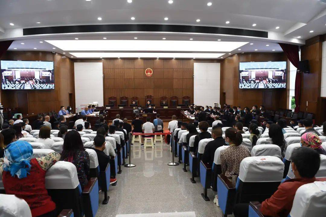 扫黑除恶越州黑老大被控八宗罪麒麟区法院开庭审理