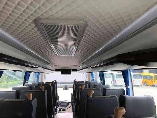 行李架外侧的座位配有蓝色指示灯,在夜晚开启后,能给乘客夜晚上下车辆