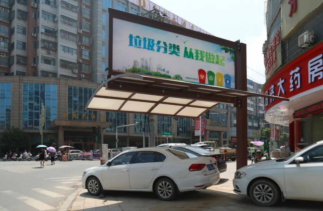 视频一些车主把行人遮阳棚当停车棚""在宝塔东路和康乐大道十字路口