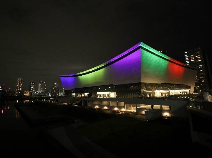 图为7月23日东京纪念奥运会倒计时一周年,有明体育馆点亮灯光.