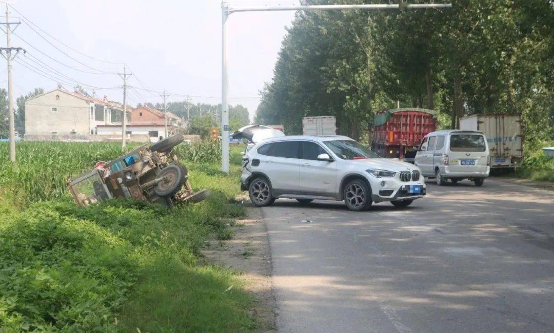 夏邑发生一起车祸因超车不看前方造成三车连环相撞负全责