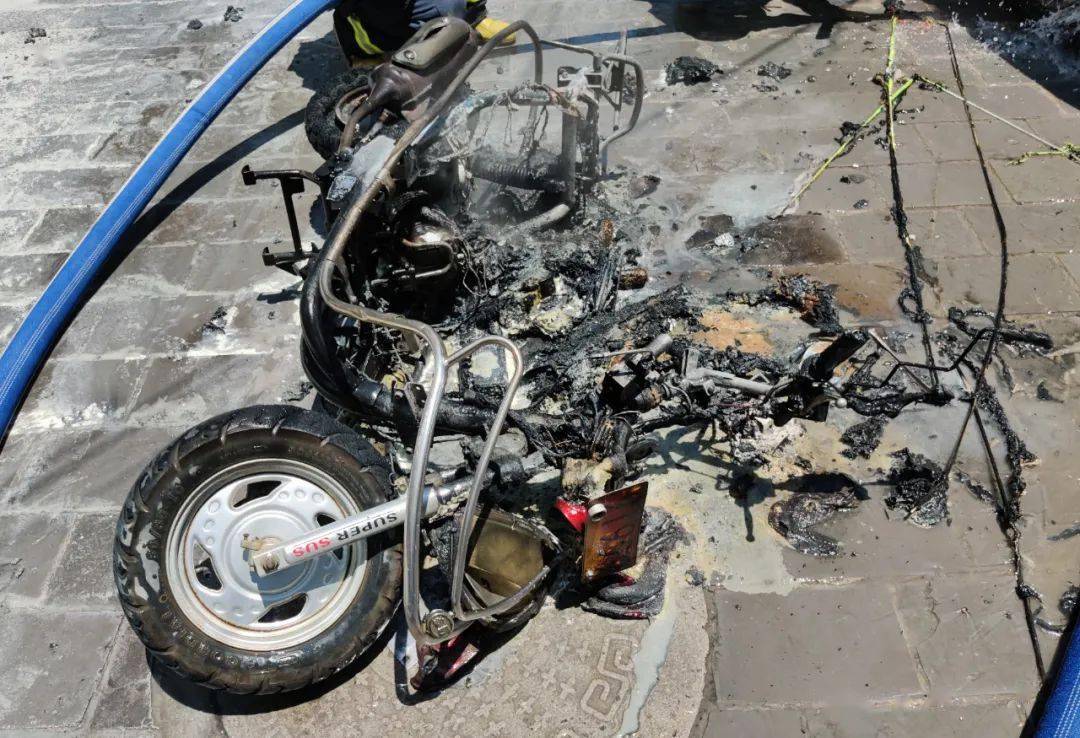 险黔西南一摩托车漏油引发火灾车身被烧成空壳