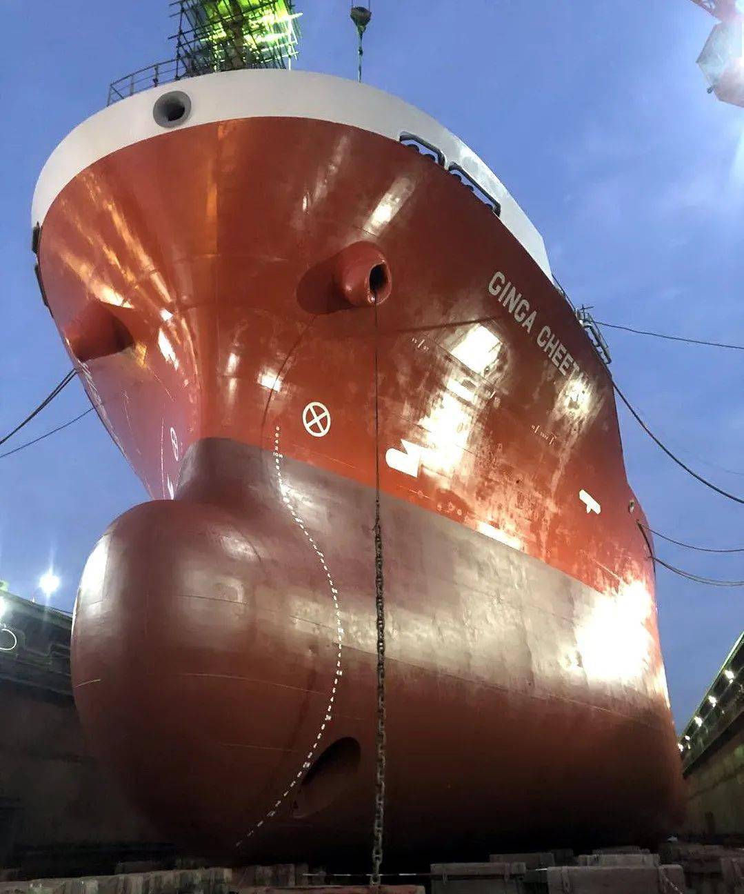 日前,上海中远海运重工在"猎豹"轮艏侧推马达修理中展现出的智慧亮剑