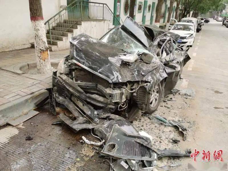 残骸满地深夜一压路机失控碾压12辆小汽车