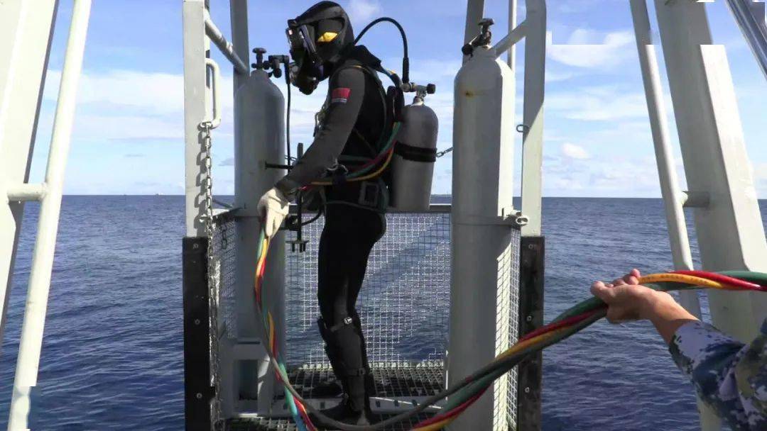 海军重型潜水服图片