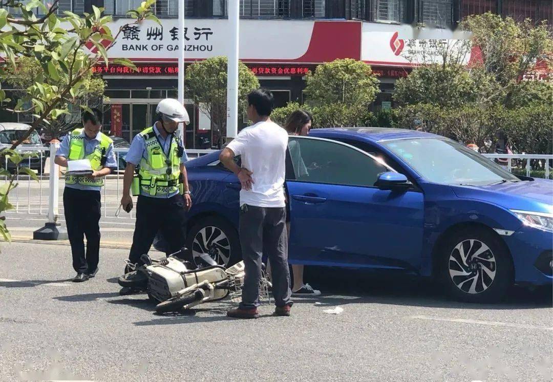 寧都龍湖路發生一起輕微車禍,一輛電動車和一輛小轎車相撞!