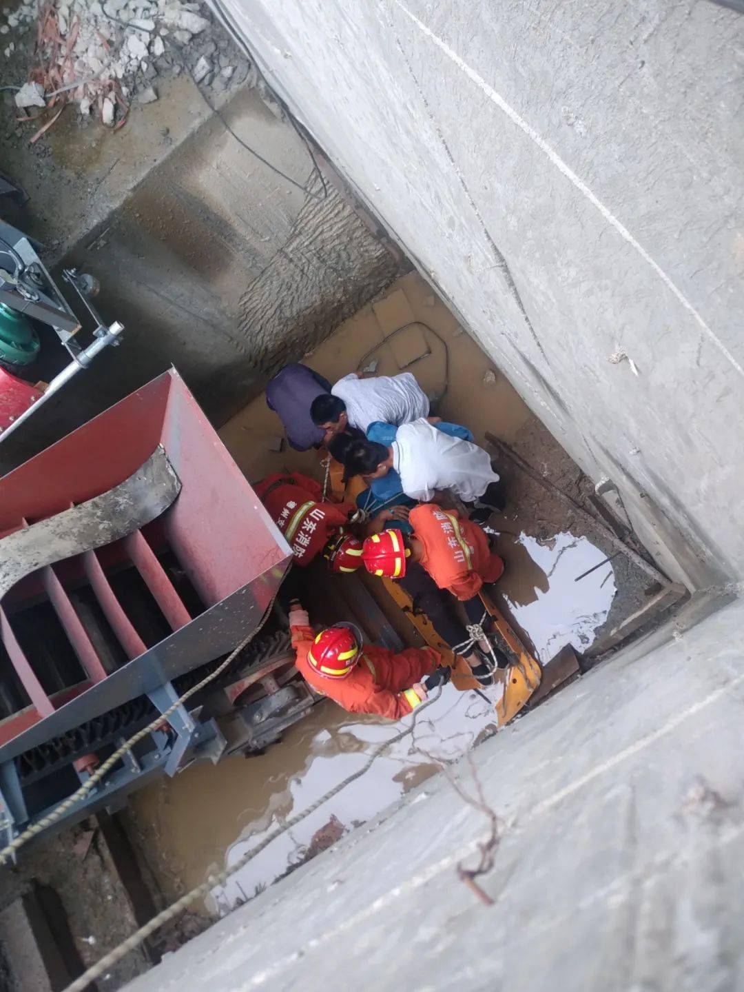 危急!临邑一工人失足跌入5米上料池无法动弹 消防火速救援