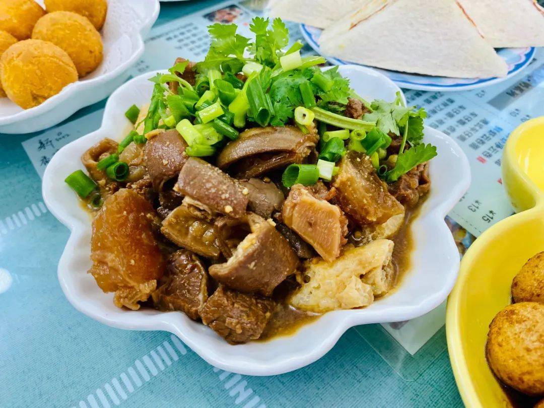 火腿芝士蛋三文治 酱香豆腐牛杂 卤香鱼蛋 ._口感