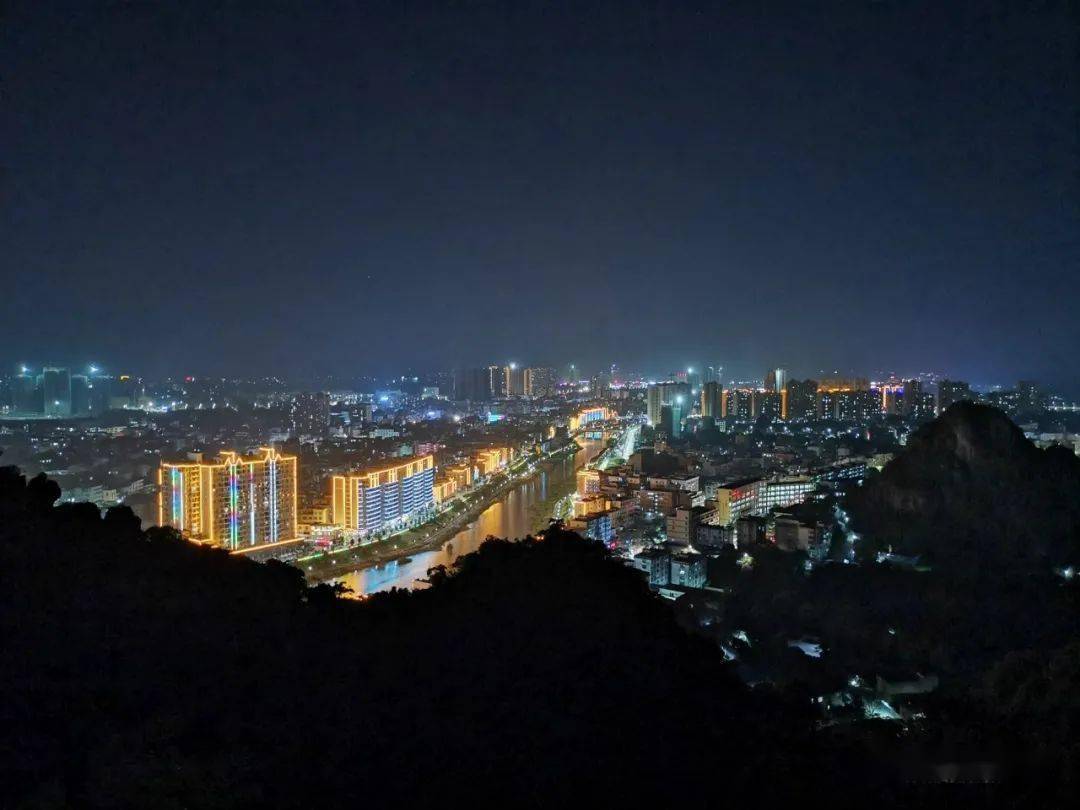六峰山,在城市霓虹灯影衬下,如此的让人迷醉