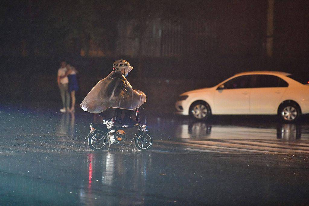 北京:外卖员坚守岗位 无畏风雨